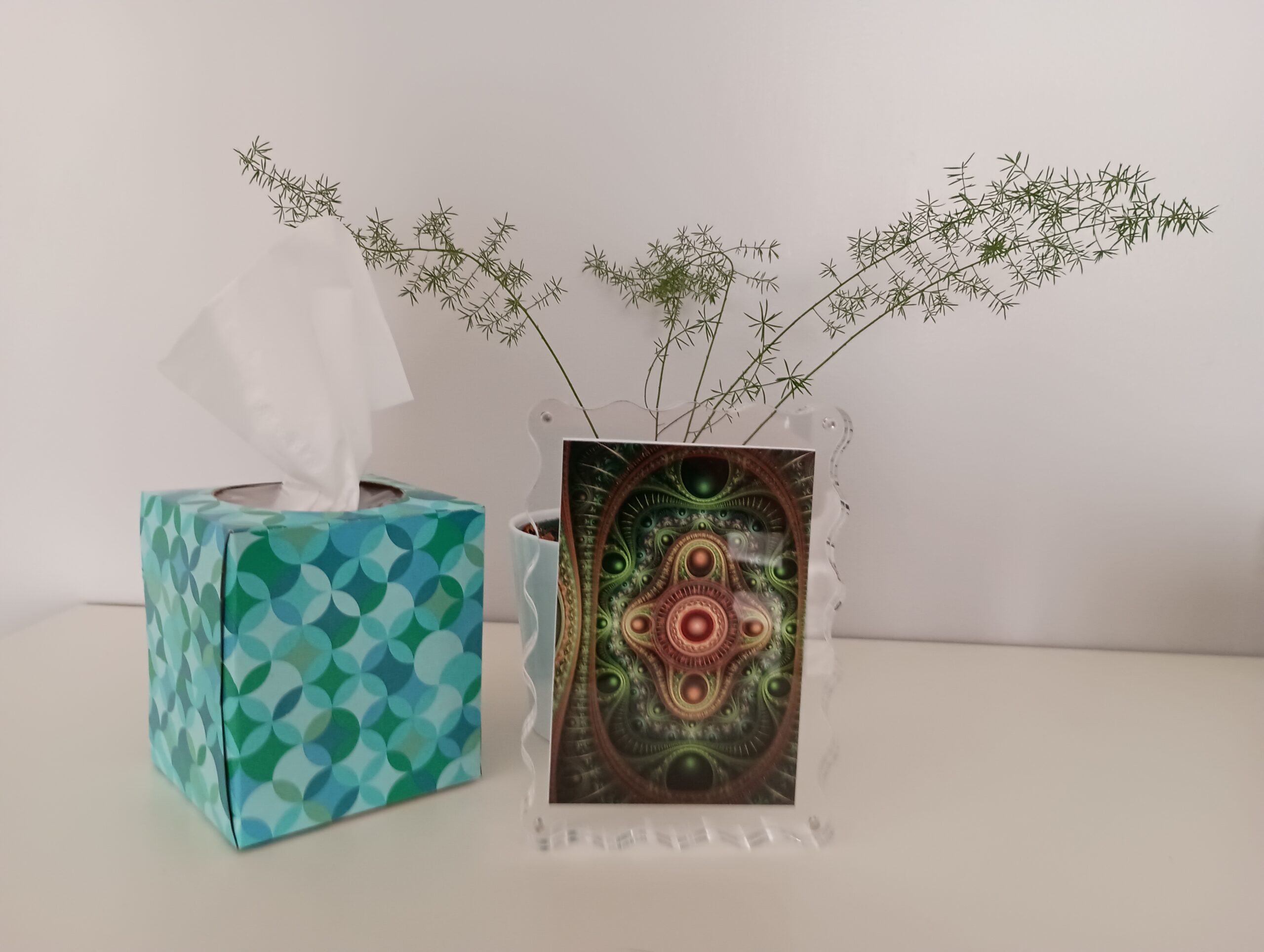 Scallop Edge Free Standing Acrylic 4x6 Double-sided Frame with 2 Fractals